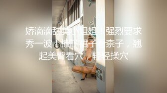 近距离来看玩弄小骚妇的性感逼逼，道具抽插尿道展示给骚逼干尿，掰开逼逼看粉穴特写展示，无套抽插浪叫呻吟